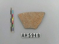 藏品(灰褐色夾砂小方格紋陶)的圖片